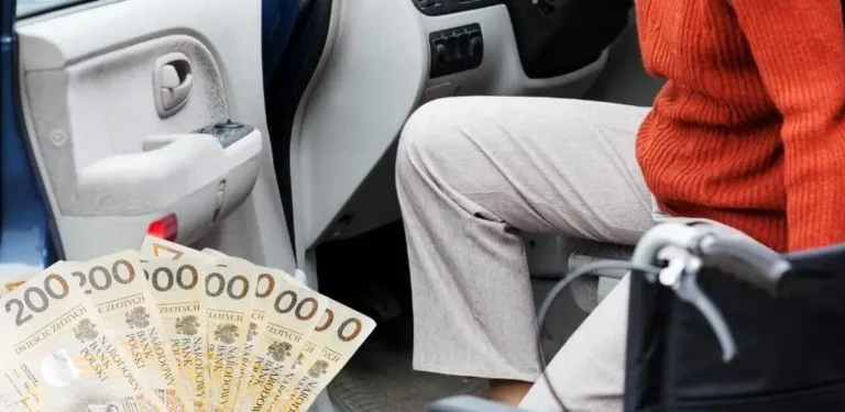 Dofinansowanie do prawa jazdy dla niepełnosprawnych – osoba poruszająca się na wózku siedzi w samochodzie, obok widoczne banknoty symbolizujące wsparcie finansowe