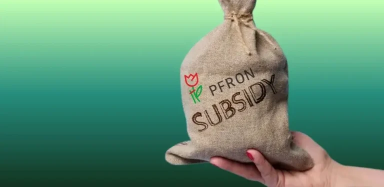 Jak działa wezwanie do zwrotu dofinansowań PFRON? Przyczyny, procedury i przedawnienie 7 wyciągnięta ręka z workiem z logo pfron symbolizująca zwrot dofinansowań PFRON