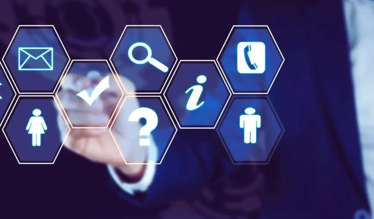 Na grafice widać osobę w garniturze, która dotyka wirtualnego interfejsu złożonego z sześciokątnych ikon. Znajdują się na nich symbole takie jak: koperta, lupa, słuchawka telefonu, znak zapytania, symbol kobiety i mężczyzny, znak informacji oraz ikona zatwierdzenia. Całość utrzymana jest w chłodnych odcieniach niebieskiego, co tworzy atmosferę nowoczesności, porządku i skupienia na działaniu. Obraz oddaje wrażenie aktywnego poszukiwania, selekcji i dostępu do ważnych informacji – idealnie wpisuje się w kontekst hasła Gdzie szukać pracowników niepełnosprawnych, sugerując, że klucz tkwi w świadomym wyborze i wykorzystaniu odpowiednich narzędzi.