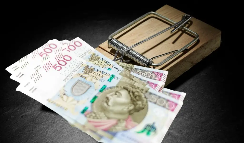 Jakie pułapki 500 plus dla niepełnosprawnych warto znać i jak ich uniknąć? 2 Pułapki 500 plus dla niepełnosprawnych – banknoty symbolizujące pomoc i ukryte ograniczenia systemowe