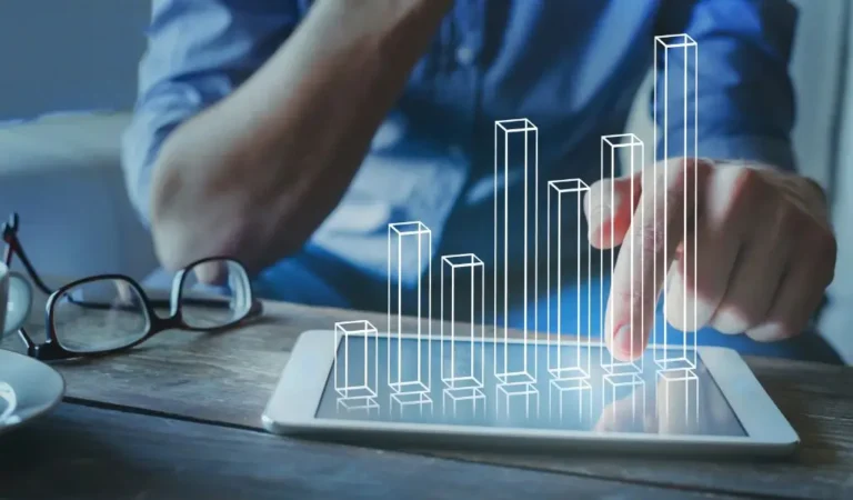 Obrazek wyróżniający w artykule - ppk dla niepełnosprawnych. Na zdjęciu widoczny mężczyzna, który na tablecie wy świetle wirtualny model wykresu. Obok biurku okulary. Zdjęcie sugeruje obmyślanie koncepcji i wybór najkorzystniejszej opcji.