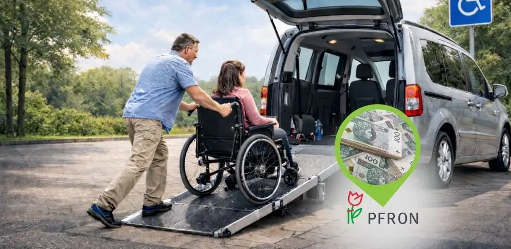 Mężczyzna pomaga kobiecie na wózku inwalidzkim wjechać do przystosowanego samochodu z rampą – ilustracja tematu pfron dofinansowanie do samochodu dla osób z niepełnosprawnością.