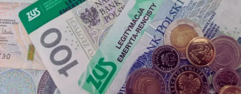 Na zdjęciu znajduje się banknot 100 złotych, kilka monet polskich o różnych nominałach oraz zielona legitymacja emeryta-rencisty wydana przez ZUS. Całość jest ułożona na tle innych banknotów, co podkreśla temat finansów i świadczeń. Zdjęcie wywołuje skojarzenia z bezpieczeństwem finansowym, ale także z pytaniami dotyczącymi wysokości świadczeń i możliwości dodatkowego zarobku. Może budzić refleksję nad tym, ile można dorobić do renty, jakie są ograniczenia i jak wpływa to na domowy budżet. Kolorystyka obrazu, dominująca w odcieniach zieleni i niebieskiego, kojarzy się z instytucjami finansowymi i stabilnością, a monety i banknoty dodają kontekstu codziennych wydatków i zarządzania pieniędzmi.