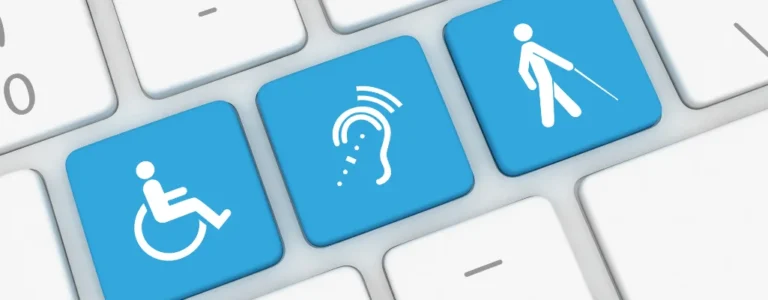 klawiatura z niebieskimi klawiszami z symbolami niepełnosprawności, które kwalifikują do uzyskania z PFRON dofinansowanie do komputera
