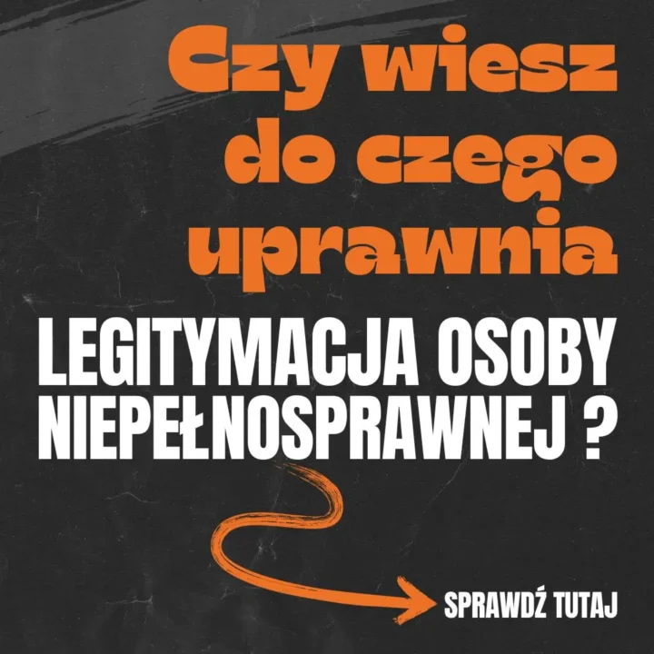 Obraz przedstawia czarne tło z lekką teksturą i białymi oraz pomarańczowymi napisami. Tekst jest rozmieszczony w trzech sekcjach: **Górna część:** "Czy wiesz do czego uprawnia" - tekst jest napisany pomarańczowymi, dużymi literami. **Środkowa część (największy tekst):** "LEGITYMACJA OSOBY NIEPEŁNOSPRAWNEJ?" - tekst jest napisany białymi, dużymi literami, co sprawia, że jest bardzo wyraźny na czarnym tle. **Dolna część:** Po prawej stronie znajduje się biały napis "SPRAWDŹ TUTAJ", a obok niego pomarańczowa strzałka skierowana w prawo. Strzałka jest stylizowana, lekko zakrzywiona, co nadaje obrazowi dynamiczny wygląd. Układ graficzny jest prosty, ale skuteczny, mający na celu szybkie przyciągnięcie uwagi i przekazanie kluczowych informacji w zwięzły sposób.