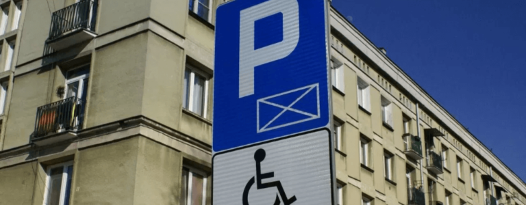 Miejsce parkingowe dla niepełnosprawnych – o czym powinni wszyscy wiedzieć i pamiętać?