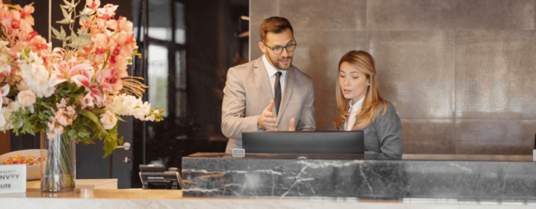 praca na recepcji - 2 osoby za kontuarem recepcji