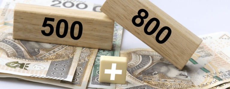 2 drewniane klocki z liczbami 800 i 500 leżące na polskich banknotach - symbolizujące różnice w 800 plus dla niepełnosprawnych.