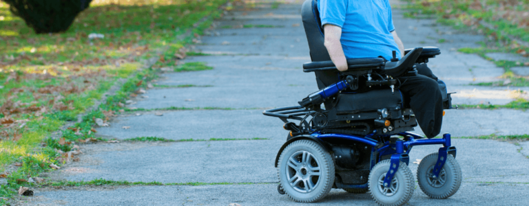 Jak otrzymać wózek elektryczny inwalidzki za darmo? Porady dla osób potrzebujących
