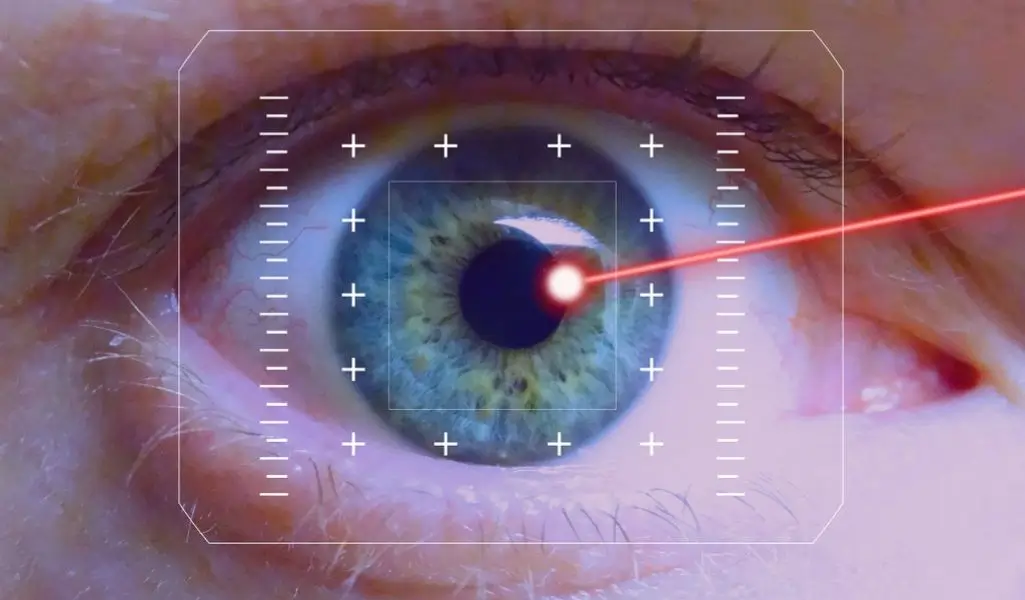 obrazek wyróżniający do artykułu - choroby oczu. Widoczne oko, na które wycelowany promień lasera.
