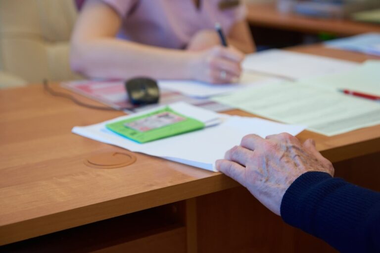 Jak przenieść się do innego lekarza. Na zdjęciu uzupełnianie dokumentów