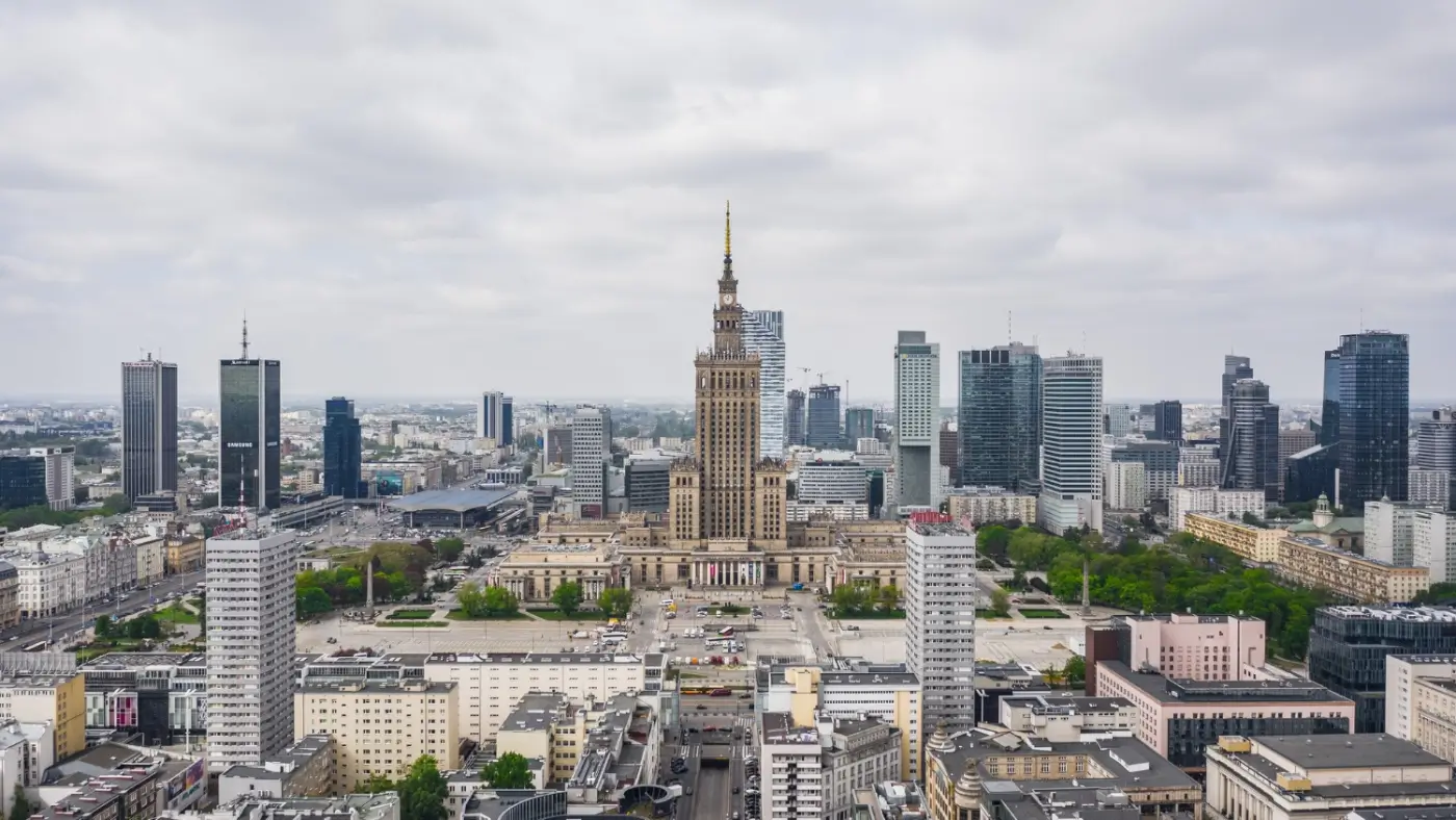 na zdjęciu panorama Warszawy z widocznym Pałacem Kultury