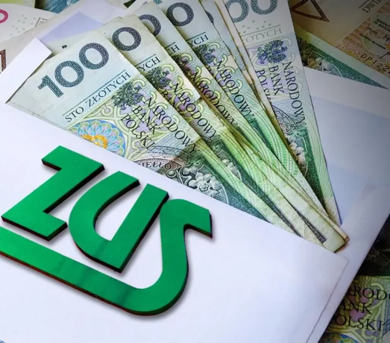 stuzłotowe banknoty wystające z koperty, na której widnieje logo ZUS