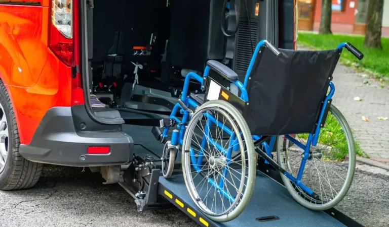 Obrazek wyróżniający do artykułu - rusza kolejny etap dofinansowania do samochodu. Na zdjęciu wózek inwalidzki wjeżdżający po rampie do samochodu osobowego.