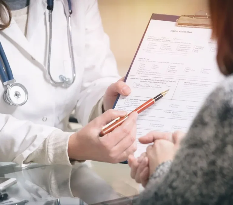 Obrazek wyróżniający do artykułu - grupa inwalidzka. Widać dłonie lekarza, które trzymają długopis i formularz medyczny. Lekarza w białym fartuchu ma na sobie stetoskop. Atmosfera wydaje się profesjonalna i spokojna. Istnieje pewna analogia między zdjęciem a procesem orzekania o niepełnosprawności – są to momenty, kiedy dokonuje się formalnej oceny stanu zdrowia pacjenta.