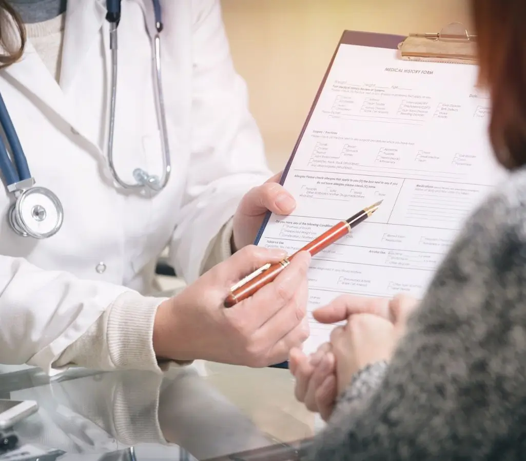 Grupa inwalidzka czy stopień niepełnosprawności? Jaka jest analogia między starym a nowym orzecznictwem? 1 Obrazek wyróżniający do artykułu - grupa inwalidzka. Widać dłonie lekarza, które trzymają długopis i formularz medyczny. Lekarza w białym fartuchu ma na sobie stetoskop. Atmosfera wydaje się profesjonalna i spokojna. Istnieje pewna analogia między zdjęciem a procesem orzekania o niepełnosprawności – są to momenty, kiedy dokonuje się formalnej oceny stanu zdrowia pacjenta.