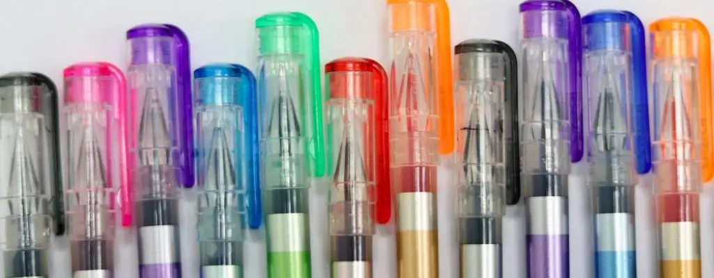 Zdjęcie do artykułu - Jakiej pracy nie znajdziesz na dzisiejszym rynku. Obrazek prezentuje zbiór kolorowych długopisów z przezroczystymi korpusami, ułożonych w rządku. Widoczne są różne kolory tuszu i detale konstrukcyjne długopisów, co sugeruje skręcanie długopisów.