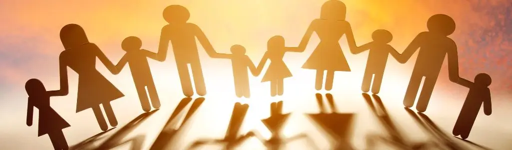 Obrazek wyróżniający do artykułu - Stopnie pokrewieństwa. Widzimy szereg postaci, które wydają się być rodziną. Ich sylwetki są przedstawione w formie papierowych ludzików trzymających się za ręce, co symbolizuje jedność i wspólnotę. Tło obrazu to rozmyte kolory zachodzącego słońca, dodające ciepła i uczucia optymizmu. Postacie rzucają długie cienie na podłoże, co może sugerować, że każda osoba w rodzinie ma swój unikalny wpływ i istotność w obrębie więzi rodzinnej.