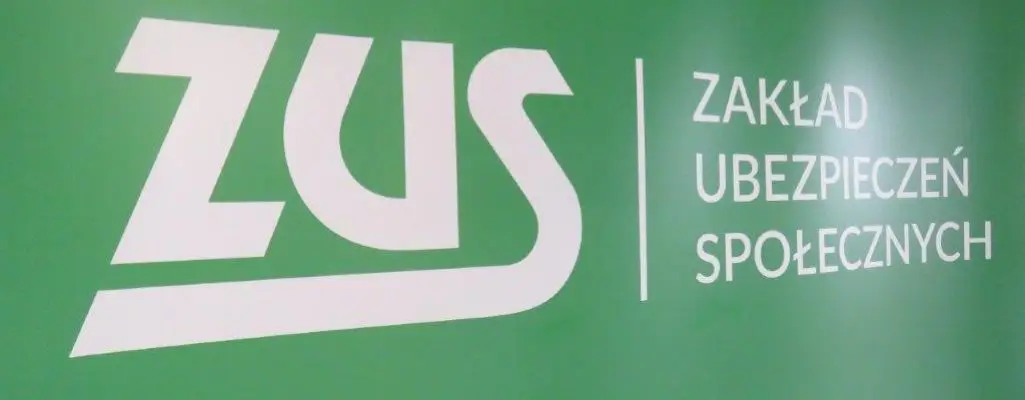 Zdjęcie w artykule - ZUS wykaz chorób do renty. Na obrazku widoczne jest logo ZUS, czyli Zakładu Ubezpieczeń Społecznych. Jest to biały napis na zielonym tle, z dużymi literami "ZUS" oraz pełną nazwą instytucji obok.