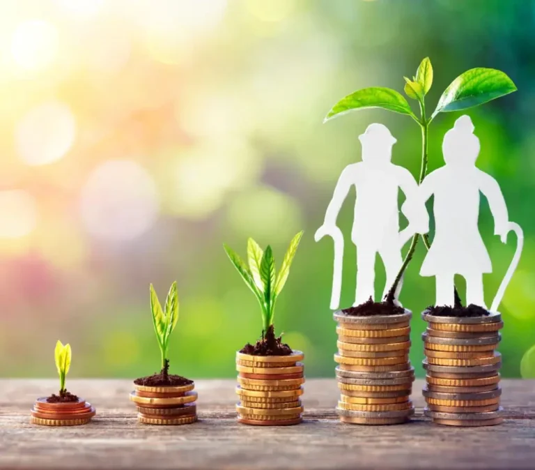 Obrazek wyróżniający do artykułu dodatek pielęgnacyjny a zasiłek pielęgnacyjny. Widzimy alegoryczną dodatku pielęgnacyjnego, młode roślinki rosnące na stosach monet, które zwiększają się wraz z ich wzrostem. Na ostatnim stosie monet znajdują się sylwetki starszych ludzi wyciętych z papieru. Zdjęcie może oddawać pozytywne odczucia wzrostu i wsparcia związane z dodatkiem pielęgnacyjnym, które pomagają w zabezpieczeniu potrzeb wynikających ze starości i niepełnosprawności.