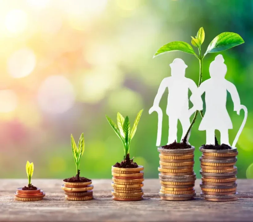 Dodatek pielęgnacyjny a zasiłek pielęgnacyjny. Różnice i podobieństwa 4 Obrazek wyróżniający do artykułu dodatek pielęgnacyjny a zasiłek pielęgnacyjny. Widzimy alegoryczną dodatku pielęgnacyjnego, młode roślinki rosnące na stosach monet, które zwiększają się wraz z ich wzrostem. Na ostatnim stosie monet znajdują się sylwetki starszych ludzi wyciętych z papieru. Zdjęcie może oddawać pozytywne odczucia wzrostu i wsparcia związane z dodatkiem pielęgnacyjnym, które pomagają w zabezpieczeniu potrzeb wynikających ze starości i niepełnosprawności.