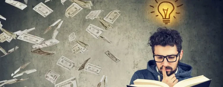 Obrazek wyróżniający do artykułu - Jak zarobić pieniądze. Na zdjęciu przedstawiono małą figurkę człowieka, wyglądającego na biznesmena, siedzącego na stosie dużych, złotych monet. Figurka jest zanurzona w lekturze książki, co sugeruje analizę finansową lub naukę o inwestowaniach. Atmosfera obrazu może symbolizować sztukę zarabiania, inwestowanie, oszczędzanie lub naukę o zarządzaniu finansami.