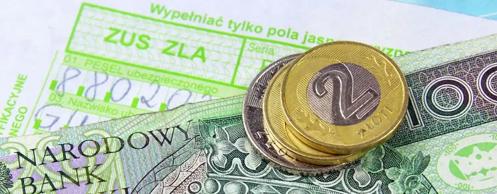 Zdjęcie w artykule: na ile dni opłaca się brać zwolnienie lekarskie. Przedstawia polskie banknoty oraz monety, które leżą na dokumencie z zielonym nagłówkiem, na którym widoczny jest napis "ZUS ZLA". Jest to formularz zwolnienia lekarskiego w Polsce, powszechnie znany jako "L4". Skupienie na pieniądzach i dokumencie może sugerować rozważania finansowe związane ze zwolnieniem lekarskim.
