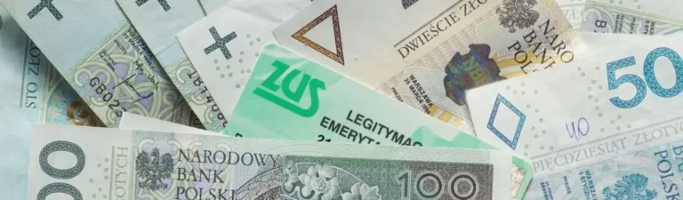 Obrazek wyróżniający do artykułu - zasiłek rehabilitacyjny. Przedstawia różne nominały polskich banknotów i dokumentów, wśród których widoczna jest zielona karta ZUS i fragment legitymacji zus. Można odczuwać pewnego rodzaju finansową pewność i stabilność, którą symbolizują pieniądze oraz dokumenty ubezpieczeniowe.