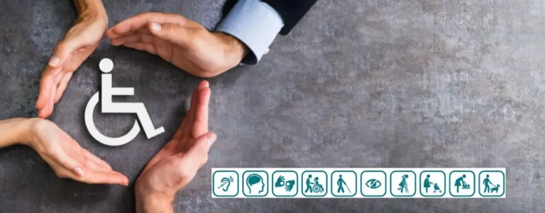 Obrazek wyróżniający do artykułu - symbole niepełnosprawności. Na obrazku widoczne są trzy dłonie otaczające symbol osoby na wózku inwalidzkim, co symbolizuje ochronę i wsparcie dla osób niepełnosprawnych. Dłonie układają się w kształt okręgu wokół symbolu, co może sugerować opiekę, integrację i wspólnotę. Na dole obrazu znajduje się rząd ikon reprezentujących różne rodzaje niepełnosprawności, takie jak: Problemy ze słuchem Problemy z mową Język migowy Osoba na wózku inwalidzkim Osoba z laską Osoba niewidoma Osoba z psem przewodnikiem Osoba korzystająca z pomocy opiekuna Tło jest szare, co podkreśla centralne elementy obrazu. Ogólny wydźwięk obrazu to troska, wsparcie i inkluzja dla osób z niepełnosprawnościami.