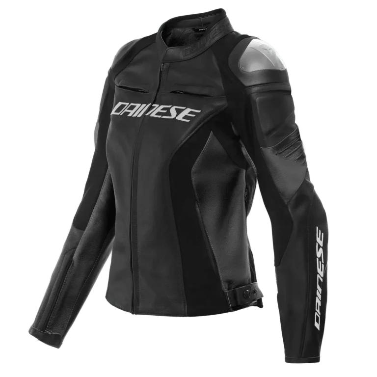 Obraz przedstawia czarną, skórzaną kurtkę motocyklową marki Dainese. Kurtka ma sportowy design, zaprojektowana jest z myślą o ochronie motocyklisty. Widoczne są liczne wzmocnienia i ochraniacze, szczególnie na ramionach i łokciach, które mają na celu zwiększenie bezpieczeństwa podczas jazdy. Na przedniej części kurtki, na klatce piersiowej oraz na ramionach znajduje się logo Dainese w białym kolorze, co kontrastuje z czernią skóry. Kurtka zapinana jest na zamek błyskawiczny, posiada również regulację w talii, co pozwala na dopasowanie do sylwetki.