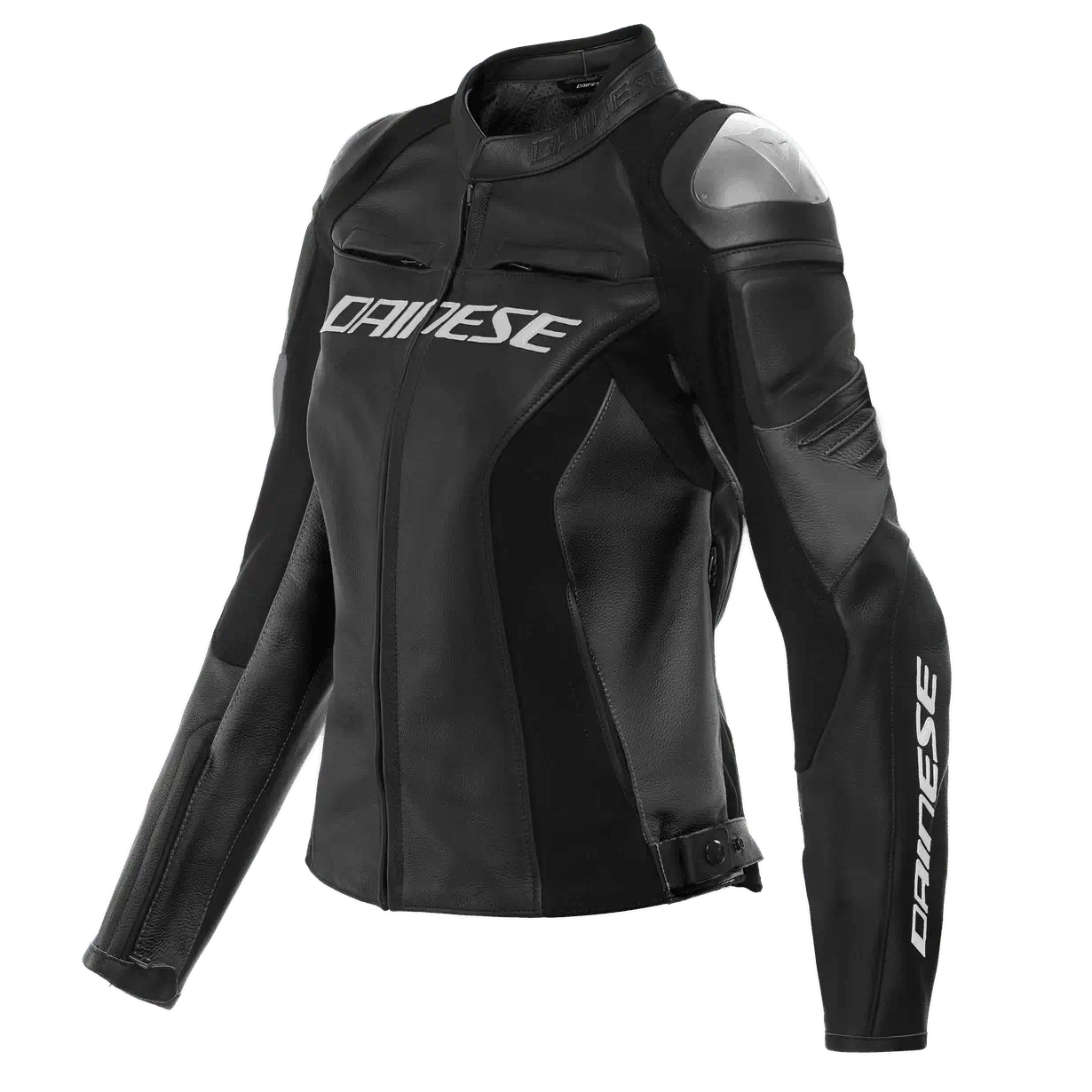 Doradzamy, jak wybrać odpowiednią kurtkę motocyklową 1 Obraz przedstawia czarną, skórzaną kurtkę motocyklową marki Dainese. Kurtka ma sportowy design, zaprojektowana jest z myślą o ochronie motocyklisty. Widoczne są liczne wzmocnienia i ochraniacze, szczególnie na ramionach i łokciach, które mają na celu zwiększenie bezpieczeństwa podczas jazdy. Na przedniej części kurtki, na klatce piersiowej oraz na ramionach znajduje się logo Dainese w białym kolorze, co kontrastuje z czernią skóry. Kurtka zapinana jest na zamek błyskawiczny, posiada również regulację w talii, co pozwala na dopasowanie do sylwetki.