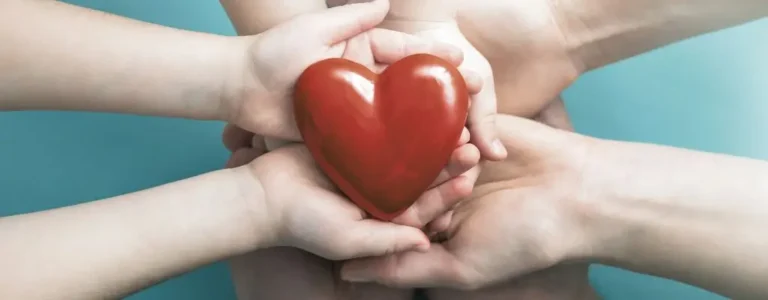 Obrazek wyróżniający do artykułu - jak powołać komitet społeczny zbiórki publicznej. Obraz przedstawia kilka rąk trzymających duże czerwone serce. Ręce należą do różnych osób, sugerując grupę zjednoczoną we wspólnym celu pomocy. Obraz symbolizuje współpracę, jedność i wsparcie. Może nawiązywać do działań charytatywnych, zbiórek, pomocy społecznej lub inicjatyw, które łączą ludzi we wspólnym celu.