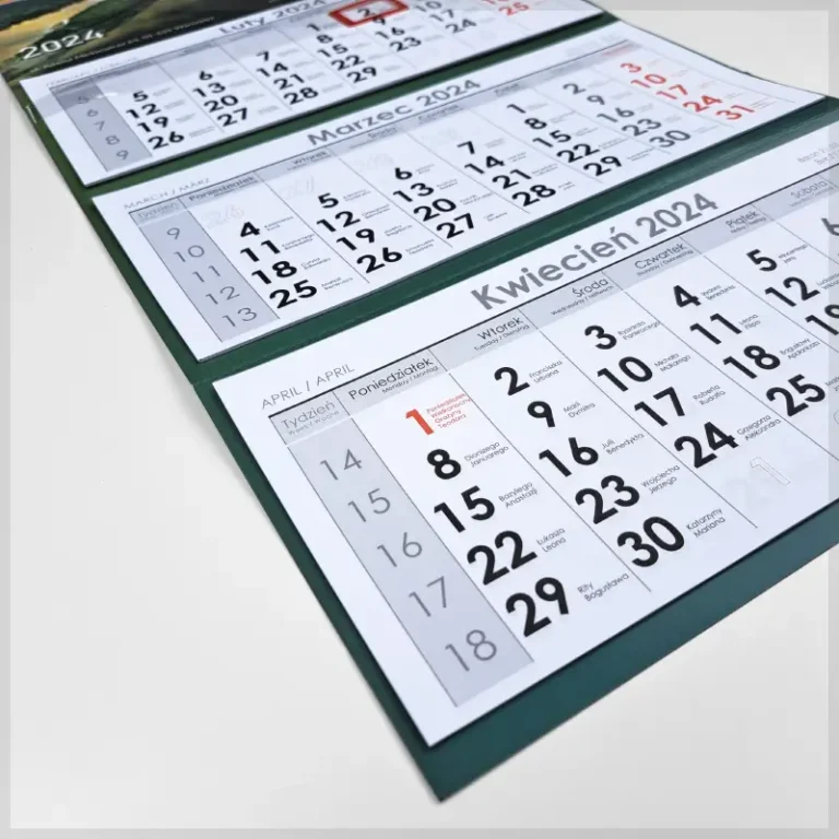 Obraz przedstawia trójdzielny kalendarz ścienny na rok 2024, ukazujący miesiące luty, marzec i kwiecień. Kalendarz jest podzielony na trzy części, z widocznymi kartkami dla każdego miesiąca, ułożonymi pionowo jeden pod drugim. Każda kartka zawiera siatkę dni z oznaczeniami tygodni oraz świąt. W szczególności: • Luty 2024: Dni są ułożone w klasycznej siatce, a dzisiejsza data (2 lutego) jest zaznaczona czerwoną ramką. • Marzec 2024: Dni są wyraźnie widoczne, z wyróżnionymi niedzielami i świętami. • Kwiecień 2024: Pierwszy dzień kwietnia, Poniedziałek Wielkanocny, jest zaznaczony na czerwono, co wskazuje na święto. Tło kalendarza jest w kolorze zielonym, co nadaje mu elegancki wygląd. Kalendarz jest zaprojektowany w sposób praktyczny, pozwalający na łatwe odczytywanie dat z każdego miesiąca jednocześnie.