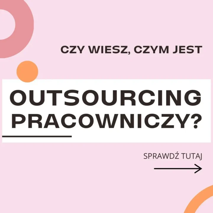 Grafika na jasnoróżowym tle zawiera tekst i proste elementy graficzne. W górnej części po prawej stronie znajduje się pytanie: "CZY WIESZ, CZYM JEST", napisane ciemnymi literami. Poniżej, w centrum grafiki, duży biały prostokąt zawiera tekst "OUTSOURCING PRACOWNICZY?" wytłuszczoną czcionką w kolorze czarnym. Na dole po prawej stronie umieszczony jest napis "SPRAWDŹ TUTAJ" z małą czarną strzałką wskazującą w prawo, sugerującą dalsze kroki lub akcję. W lewym górnym rogu znajdują się dwa proste elementy dekoracyjne: duże okrągłe kółko w różowym odcieniu i mniejsze kółko w kolorze pomarańczowym. Grafika ma na celu zainteresowanie odbiorcy tematyką outsourcingu pracowniczego i zachęcenie do dalszego zgłębiania tematu.