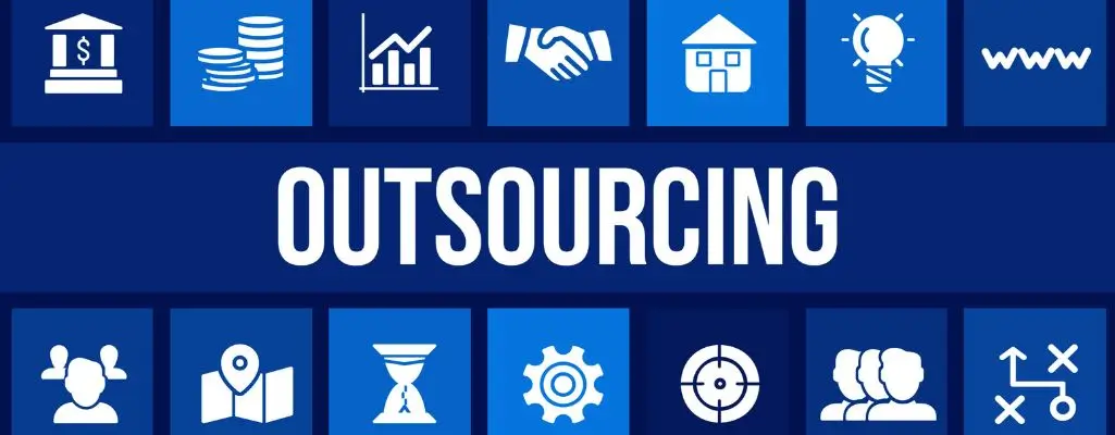 Wyjaśniamy, czym jest outsourcing pracowniczy. Czy warto skorzystać z outsourcingu pracowników? 1 Obrazek wyróżniający do artykułu - outsourcing pracowniczy. Na obrazie widnieje napis "OUTSOURCING" umieszczony na środku, na ciemnoniebieskim tle. Wokół napisu znajdują się różne ikony przedstawione w białym kolorze na niebieskich kafelkach, reprezentujące różne aspekty outsourcingu i biznesu. Ikony od góry do dołu i od lewej do prawej obejmują: Bank z symbolem dolara. Stosy monet, symbolizujące finanse. Wykres ze wzrostem, wskazujący na analizę danych lub rozwój. Dwie dłonie ściskające się, symbolizujące współpracę lub umowę. Dom, który może symbolizować biuro lub siedzibę. Żarówka, sugerująca innowacje lub pomysły. Symbol WWW, prawdopodobnie odnoszący się do internetu lub usług online. Grupa ludzi, sugerująca pracę zespołową lub zasoby ludzkie. Mapa z lokalizatorem, co może wskazywać na logistykę lub lokalizację. Klepsydra, symbolizująca czas lub zarządzanie czasem. Koło zębate, wskazujące na mechanizm lub proces. Celownik, sugerujący precyzję lub celowanie. Grupa ludzi, wskazująca na zespół lub klientów. Strzałki i linie, symbolizujące strategię lub planowanie. Ikony są uporządkowane w równych rzędach powyżej i poniżej napisu "OUTSOURCING", co nadaje obrazowi profesjonalny i uporządkowany wygląd, kojarzący się z działalnością biznesową i zarządzaniem.