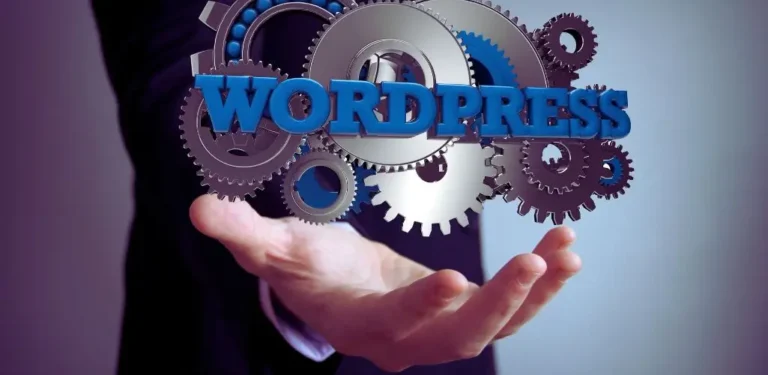 obrazek do artykułu - jak zostać WordPress Developerem. Obraz przedstawia otwartą dłoń mężczyzny w garniturze, z której wydaje się unosić wizualizację trybików mechanicznych z napisem "WordPress". Mechanizmy symbolizują funkcjonalność i techniczne aspekty platformy WordPress i możliwości pracy w środowisku. Tło jest w odcieniach niebieskiego, co nadaje profesjonalny ton.