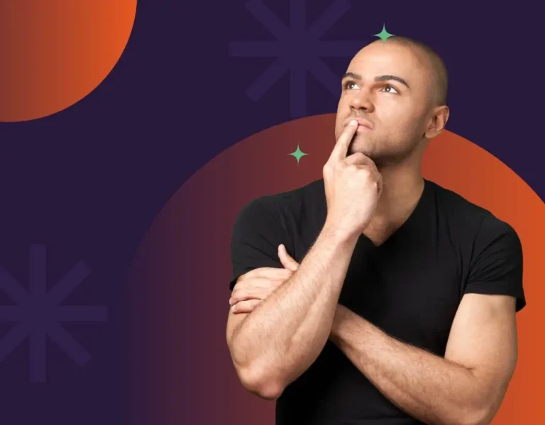 Na zdjęciu znajduje się młody mężczyzna w pozie zamyślenia. Ma ogoloną głowę, delikatnie przycięty zarost i wyraziste brwi. Ubrany jest w prosty, dopasowany czarny T-shirt z krótkim rękawem, który podkreśla jego muskularne ramiona. Mężczyzna ma założoną lewą rękę na klatce piersiowej, natomiast palec wskazujący prawej dłoni przykłada do ust – typowy gest oznaczający zastanowienie. Jego wzrok skierowany jest lekko w górę po prawej stronie kadru, co dodatkowo podkreśla myślowy charakter sceny. Tło jest graficzne i nowoczesne – w głębokim odcieniu fioletu z dekoracyjnymi, półprzezroczystymi asteriskami (gwiazdkami/symbolami) i dużymi pomarańczowo-czerwonymi kołami o gradientowym wypełnieniu. Na czole mężczyzny oraz powyżej jego głowy dodano graficzne, błyszczące „iskierki”, sugerujące ideę, inspirację lub „olśnienie”. Atmosfera zdjęcia jest kreatywna i refleksyjna – całość może być używana jako wizualizacja procesu myślowego, planowania lub „szukania pomysłu”.