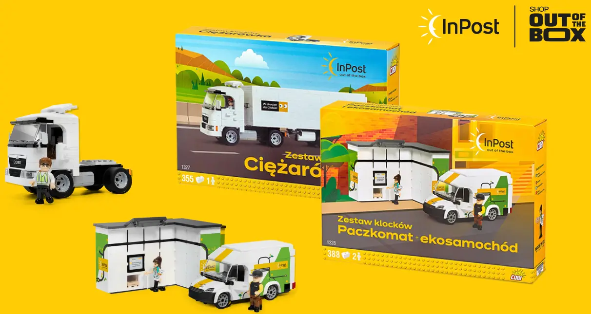 Obraz przedstawia dwa zestawy klocków tematycznych marki InPost, zaprojektowane we współpracy z firmą COBI. Tło jest intensywnie żółte, a w prawym górnym rogu widnieje logo InPost oraz hasło „SHOP OUT OF THE BOX”. 1. Zestaw po lewej stronie – „Ciężarówka” (nr 1327): • Na opakowaniu znajduje się grafika ciężarówki kurierskiej InPostu z napisem „W drodze do Ciebie” na burcie. • Zestaw składa się z 355 elementów i jest oznaczony ikoną „14+”, co sugeruje zalecany wiek użytkownika. • Przed pudełkiem znajduje się gotowy model ciężarówki w skali z figurką kuriera ubranego w kamizelkę odblaskową. 2. Zestaw po prawej stronie – „Paczkomat + ekosamochód” (nr 1328): • Na opakowaniu widzimy zielono-biały elektryczny samochód dostawczy InPostu oraz charakterystyczny biały paczkomat. • Zestaw zawiera 388 elementów i jest oznaczony jako odpowiedni dla dzieci od 8 roku życia (8+). • Przed pudełkiem ustawiono zbudowane modele paczkomatu i pojazdu z dwoma minifigurkami kurierów. Oba zestawy utrzymane są w realistycznym stylu i kolorystyce marki InPost – dominują biel, zieleń, czerń oraz żółte akcenty. Przeznaczone są zarówno do zabawy, jak i kolekcjonowania – idealne dla dzieci zainteresowanych logistyką, transportem lub fanów klocków konstrukcyjnych.
