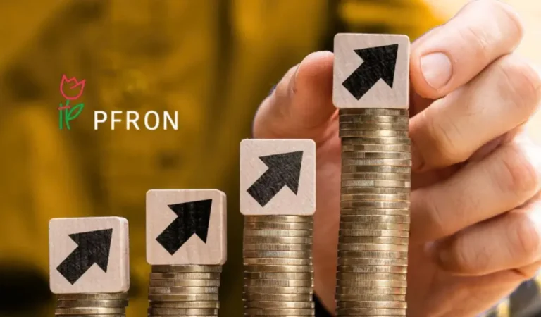 Cztery rosnące stosy monet z klockami ze strzałkami w górę, symbolizujące wyższe wpłaty PFRON od przedsiębiorców, z ręką sięgającą po najwyższy stos i logo PFRON w tle. Obraz oddaje poczucie wzrostu kosztów i zobowiązań finansowych.