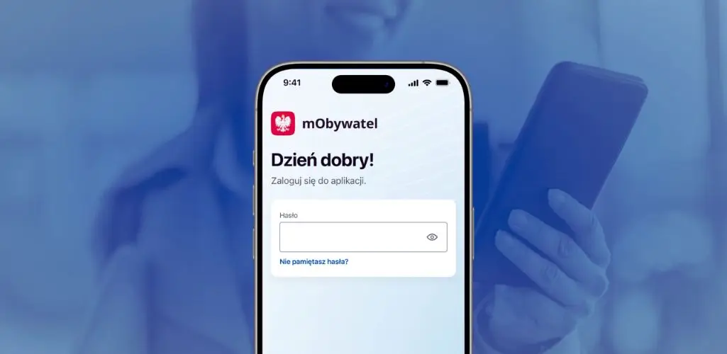 Na obrazku widać smartfon z otwartą aplikacją mObywatel. Na ekranie wyświetla się powitanie „Dzień dobry! Zaloguj się do aplikacji” oraz pole do wpisania hasła. W tle rozmyta postać trzyma telefon, co podkreśla codzienne i naturalne korzystanie z technologii. Całość budzi skojarzenia z wygodą, bezpieczeństwem i prostotą – ważne dokumenty, takie jak e-legitymacja osoby niepełnosprawnej w mObywatel, można mieć zawsze przy sobie i w każdej chwili do nich sięgnąć.