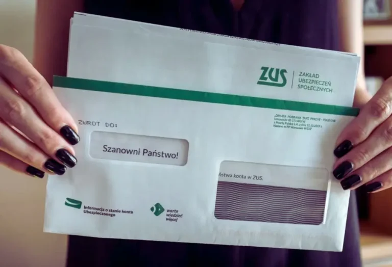 Jak wnioskować o rentę z ZUS? Przewodnik krok po kroku 6 Zbliżenie na dłonie kobiety, trzymającej oficjalną kopertę ZUS z okienkiem „Szanowni Państwo!”—kadr przywołujący moment spraw urzędowych i pytanie: jak wnioskować o rentę ZUS; mieszanka niepokoju i nadziei na wsparcie.