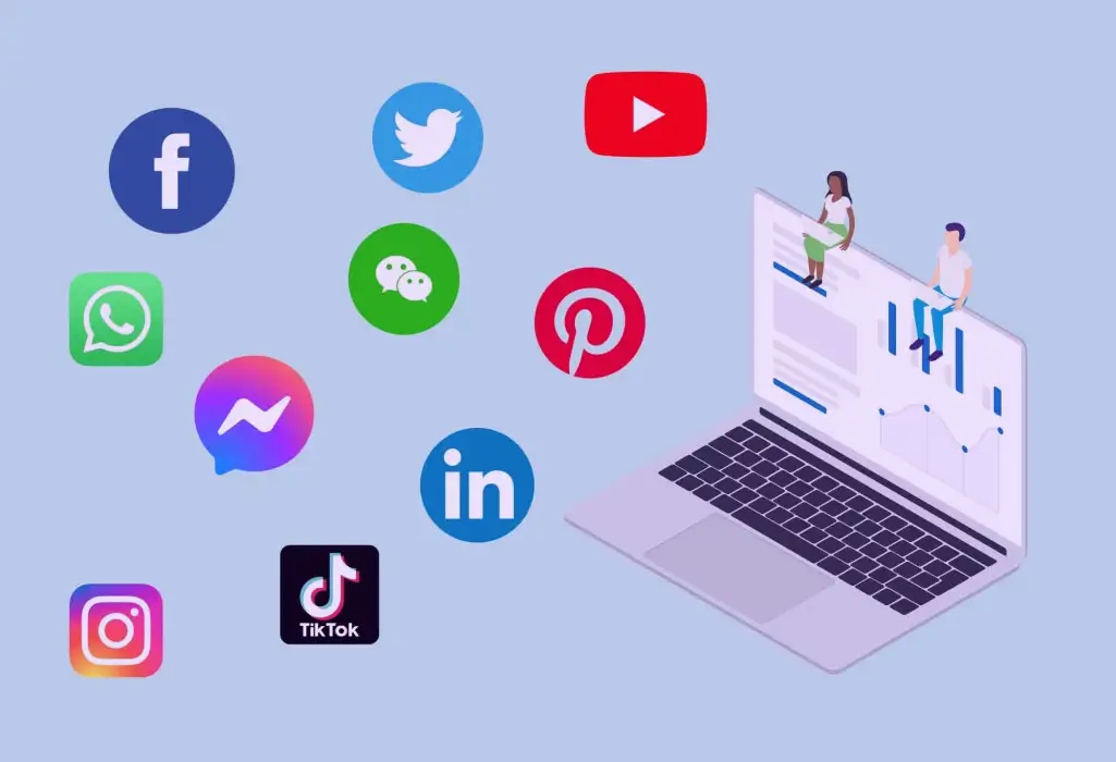 Jak portale społecznościowe pomagają w znalezieniu pracy? Praktyczne wskazówki i przykłady 4 zdjęcie przedstawia grafikę z rozsypanymi ikonami mediów społecznościowych przed otwartym laptopem, na krawędzi monitora siedzą 2 postacie przeszukujące treści internetowe. Obraz symbolizuje temat - jak portale społecznościowe pomagają znaleźć pracę