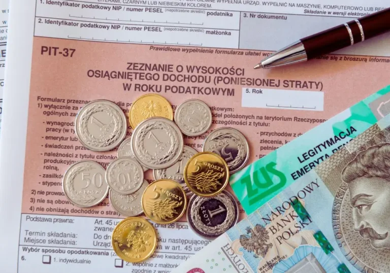co można odliczyć od podatku formularz PIT-37 z monetami banknotami i dokumentami ZUS leżącymi na biurku