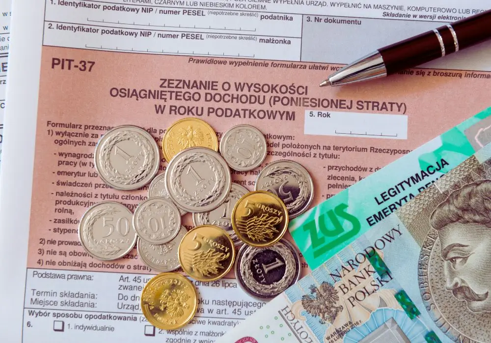 co można odliczyć od podatku formularz PIT-37 z monetami banknotami i dokumentami ZUS leżącymi na biurku