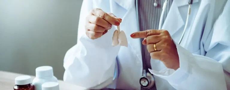 Lekarz trzyma model płuc i wskazuje na zmiany chorobowe – ilustracja do tematu, czy na POChP można dostać orzeczenie o niepełnosprawności