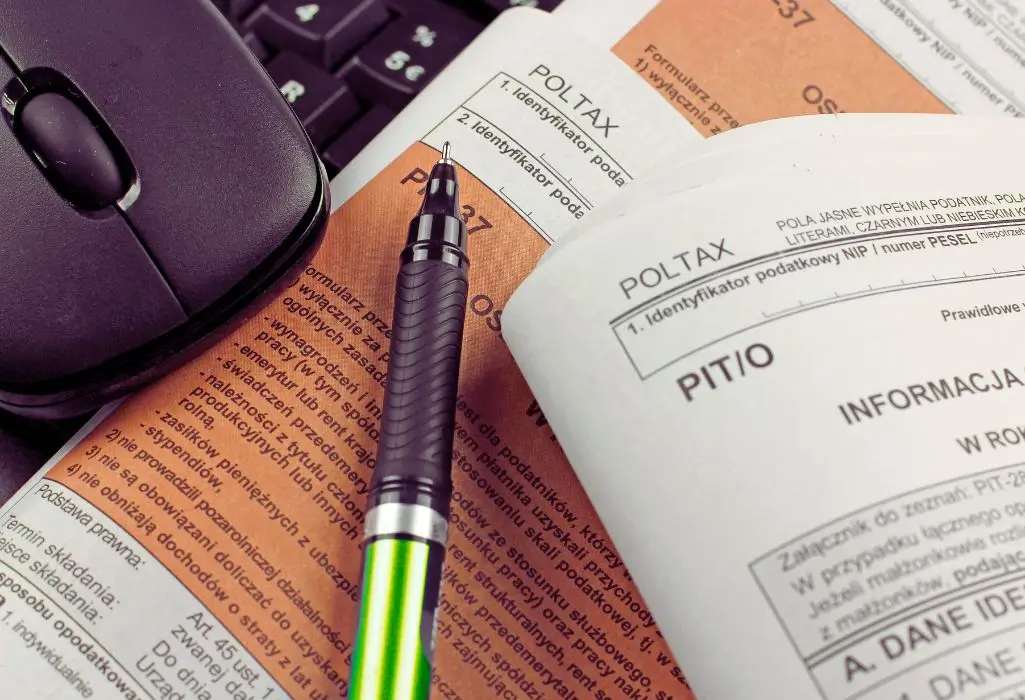 Co osoba niepełnosprawna odliczy w PIT w 2026 r.? 1 Co może odliczyć od podatku osoba niepełnosprawna – formularze PIT, dokumenty podatkowe, długopis i mysz komputerowa symbolizujące rozliczenie ulg podatkowych.