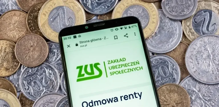 smartfon z widoczną stroną ZUS na tle monet – co dalej jeśli ZUS nie przyznał renty