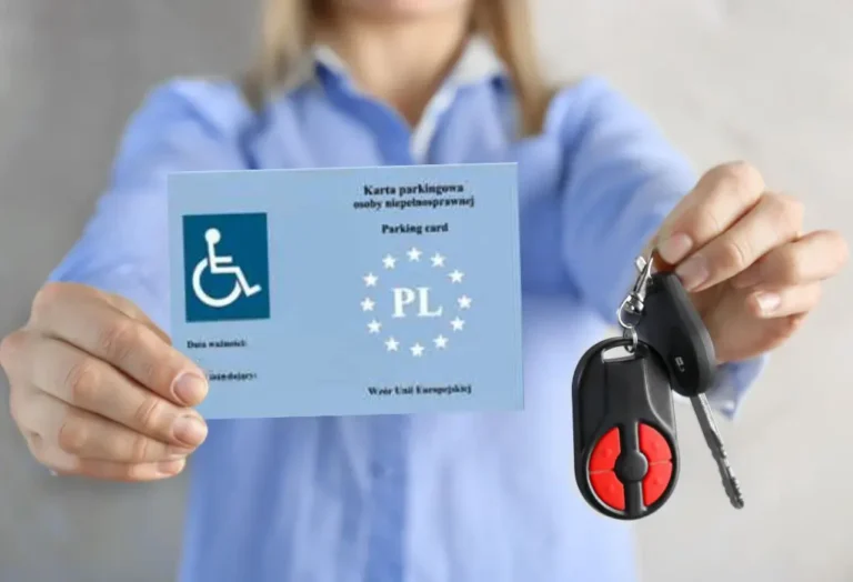 Jak wyrobić kartę parkingową dla osób niepełnosprawnych w 2026 roku? 1 Kobieta pokazuje kartę parkingową i kluczyki samochodowe, co nawiązuje do tematu jak wyrobić kartę parkingową dla niepełnosprawnych.