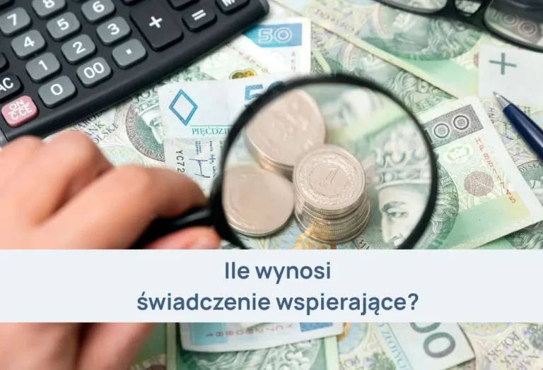 Ile wynosi świadczenie wspierające w <span class="wph-skrot">2026</span> roku? Tabela kwot od 792 zł do 4353 zł i punktów od 70 do 100 1 Zdjęcie polskich banknotów i monet oglądanych przez lupę, z kalkulatorem w tle oraz napisem: „Ile wynosi świadczenie wspierające?”.