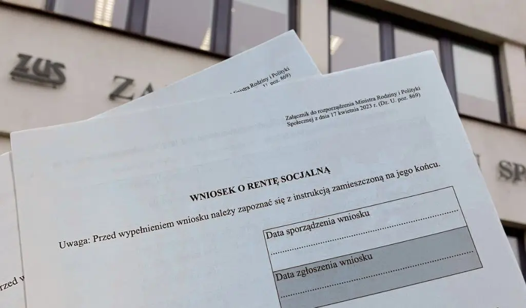 Wniosek o rentę socjalną – jak wypełnić i złożyć w ZUS krok po kroku? 1 Dokument „Wniosek o rentę socjalną” trzymany na tle budynku Zakładu Ubezpieczeń Społecznych (ZUS).